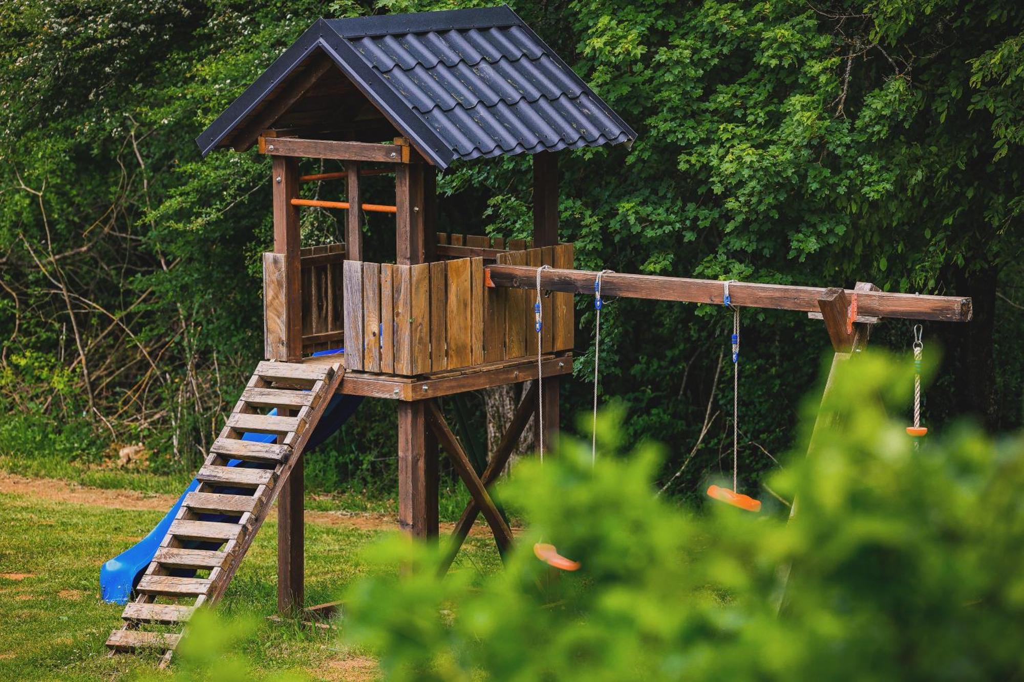 Woodenhouse With Two Apartments Otočac Zewnętrze zdjęcie